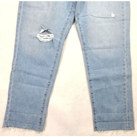 Universal Thread Boyfriend Jeans Women's 6 Light Wash Raw Hem Distressed New - Picture 3 of 8